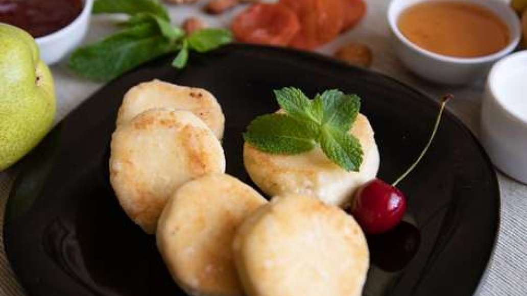 Шаг 4 - Сырники из творога с манкой и яйцом