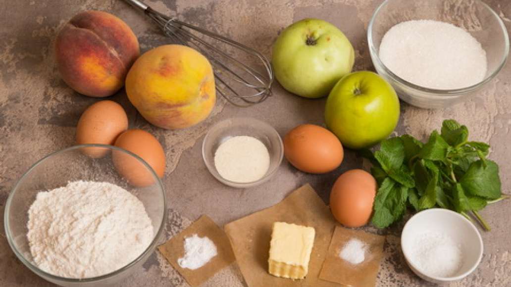 Шаг 1 - Шарлотка с яблоками и персиками или нектаринами