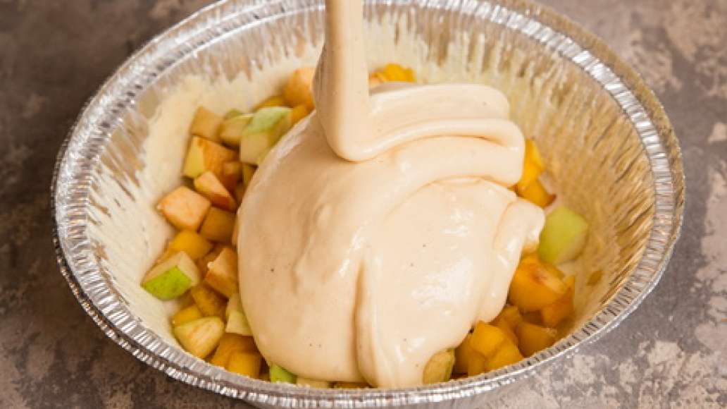Шаг 4 - Шарлотка с яблоками и персиками или нектаринами