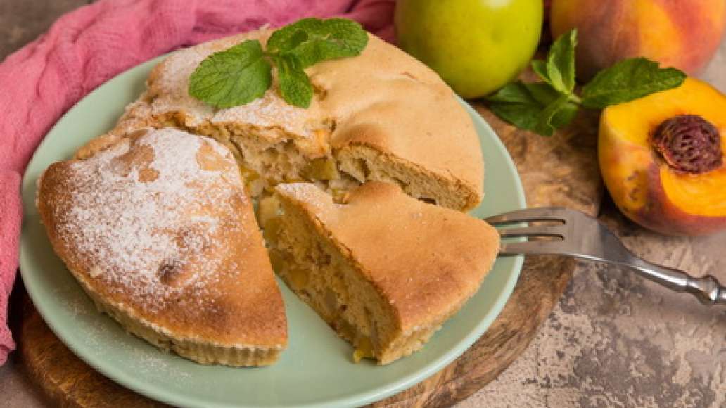 Шаг 5 - Шарлотка с яблоками и персиками или нектаринами