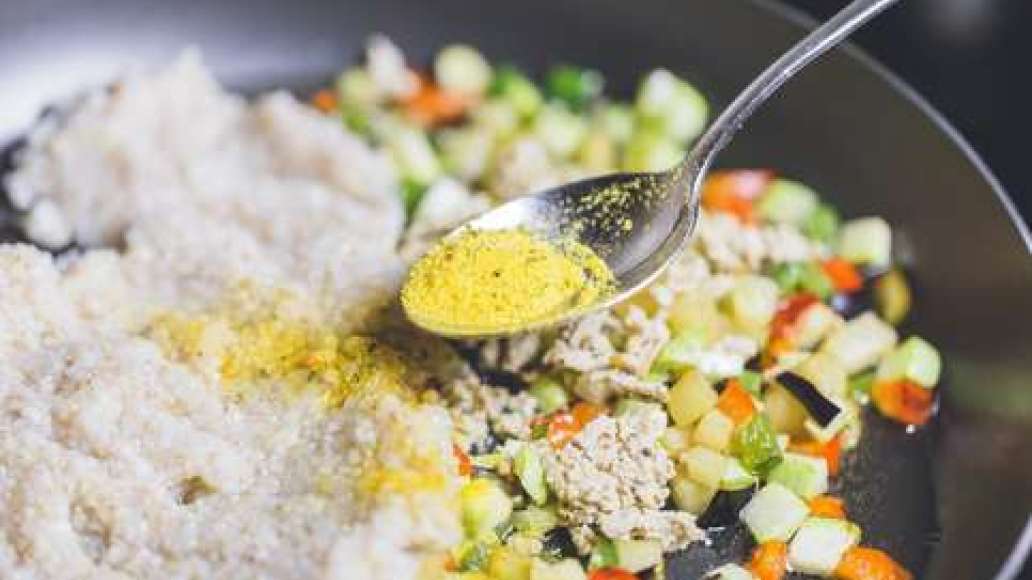 Шаг 3 - Ячневая каша с овощами и вегетарианским сыром