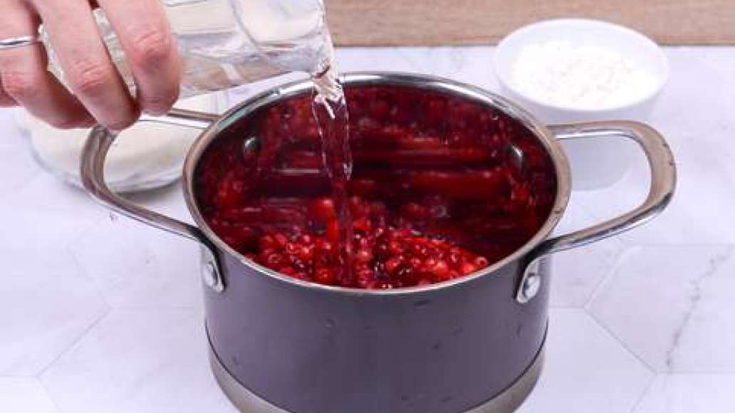 Шаг 1 - Кисель из кукурузного крахмала и замороженной смородины