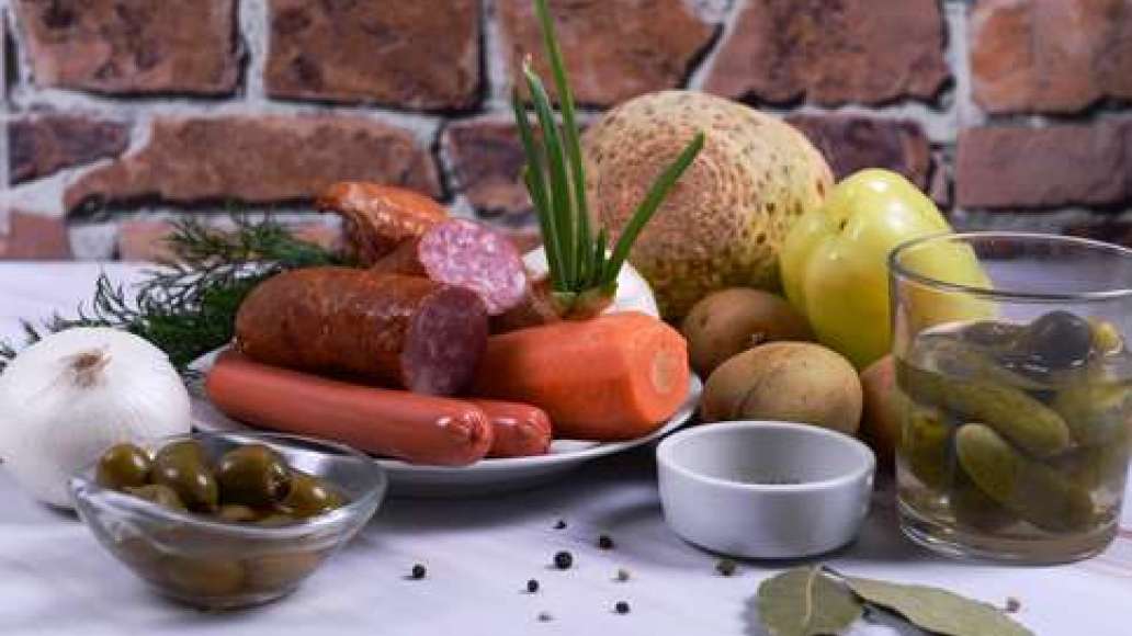 Шаг 1 - Солянка с оливками, колбасой и сосисками