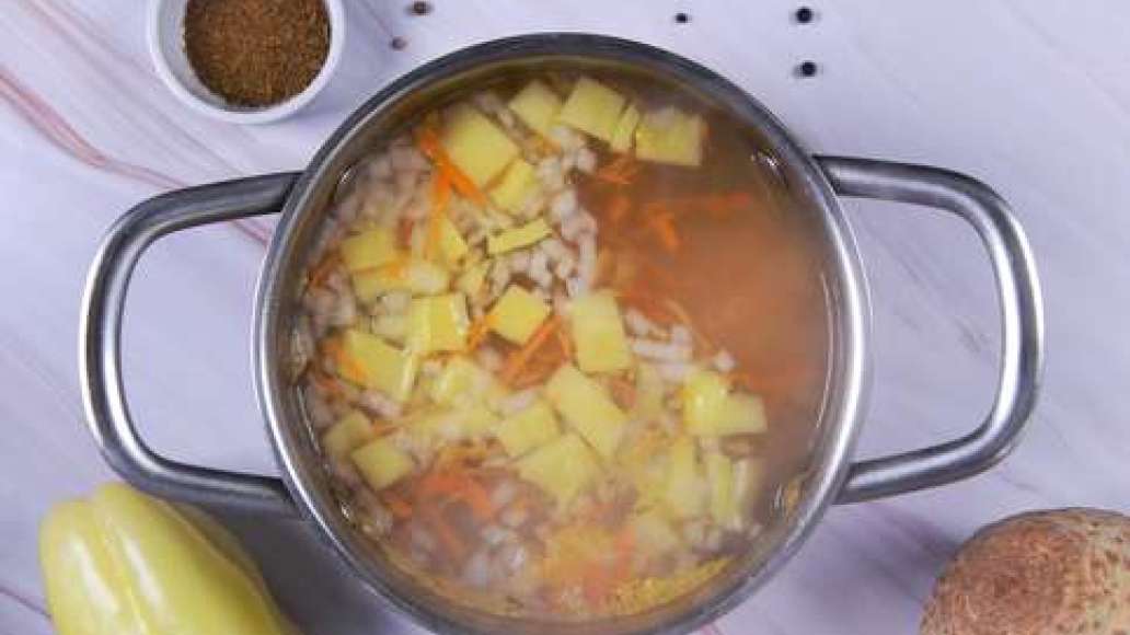 Шаг 2 - Солянка с оливками, колбасой и сосисками