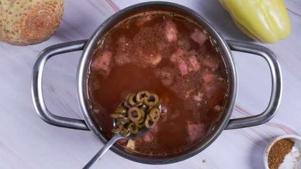Шаг 4 - Солянка с оливками, колбасой и сосисками