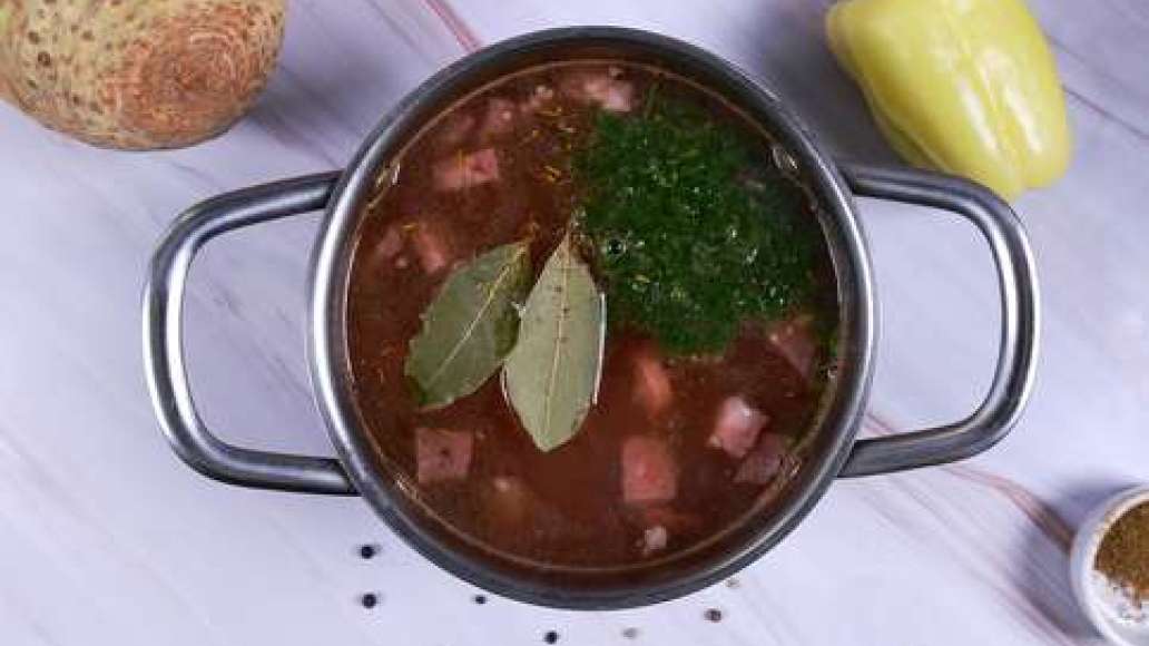 Шаг 5 - Солянка с оливками, колбасой и сосисками