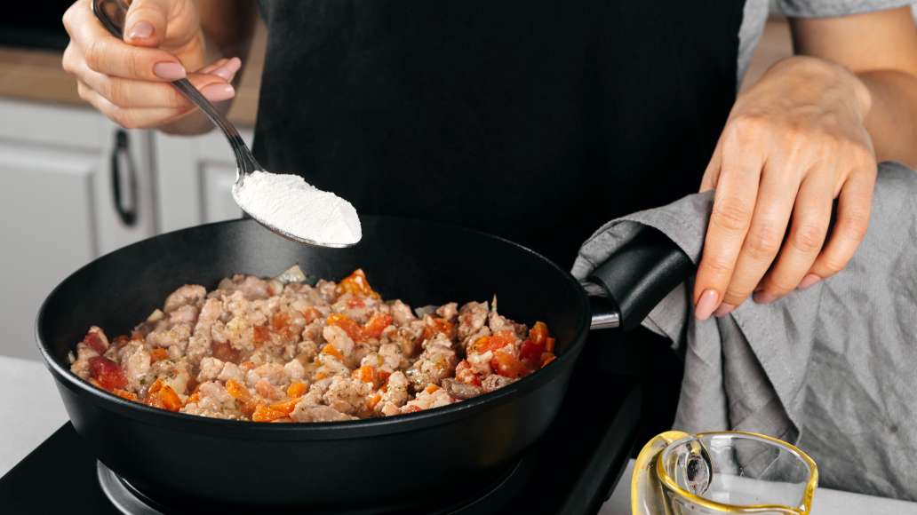 Шаг 3 - Сытные кальмары, фаршированные свининой и сочными овощами