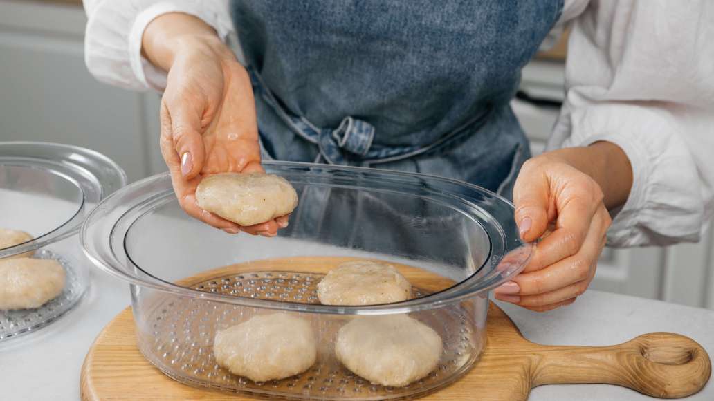 Шаг 4 - Сочные котлетки на пару из куриного филе