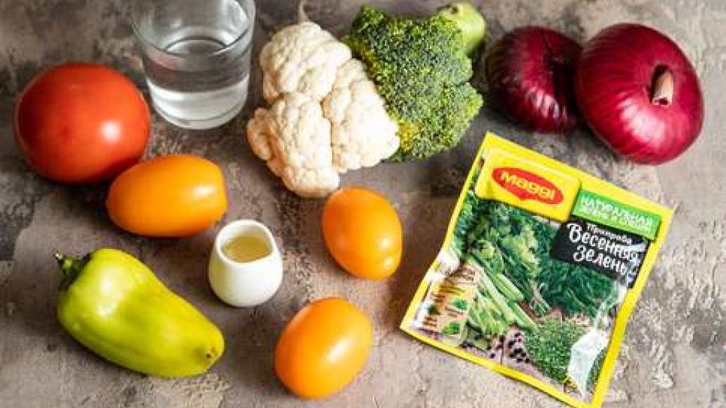 Шаг 1 - Гарнир из цветной капусты и брокколи с красным луком, помидорами и болгарским перцем