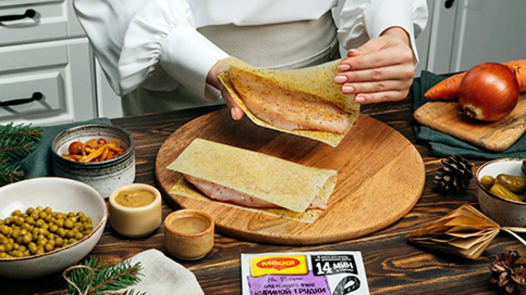 Шаг 1 - Застольный салат с курицей, маринованными опятами и огурцами