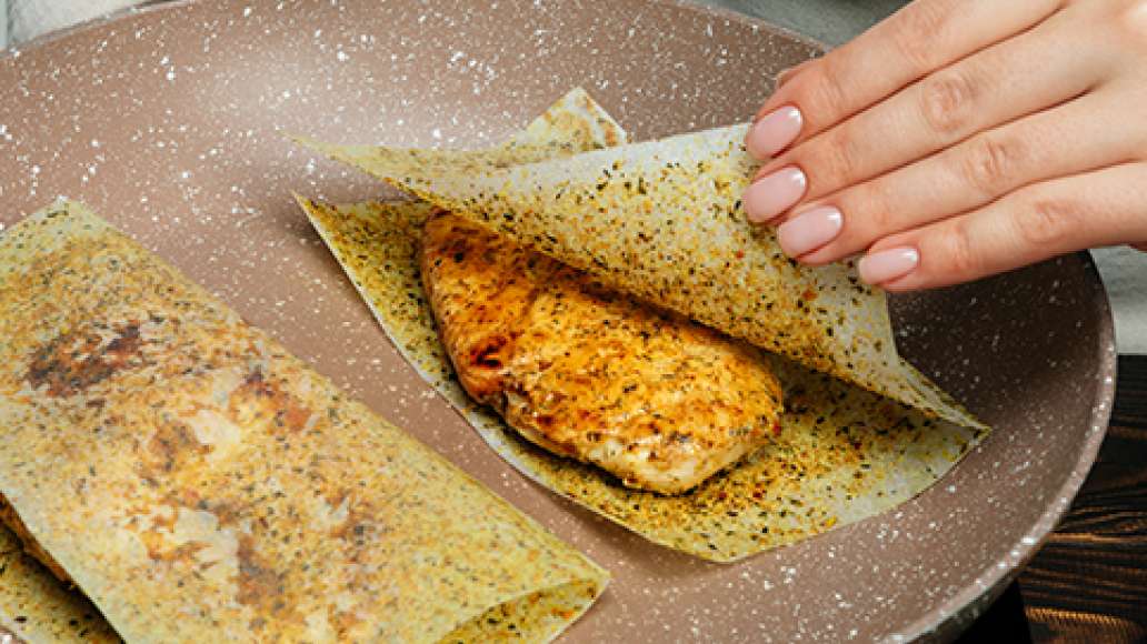 Шаг 2 - Застольный салат с курицей, маринованными опятами и огурцами