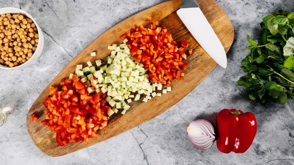 Шаг 1 - Сытный салат с нутом и овощами в средиземноморском стиле