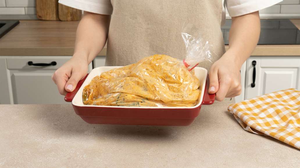 Шаг 3 - Курица, запечённая в духовке с чесноком и шампиньонами
