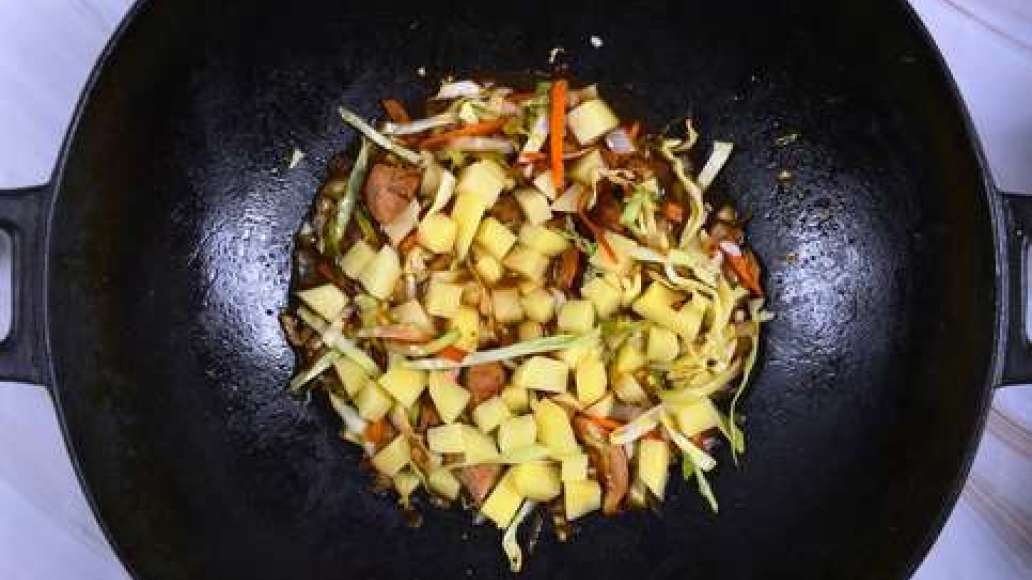 Шаг 4 - Солянка из капусты, картошки и мяса в казане