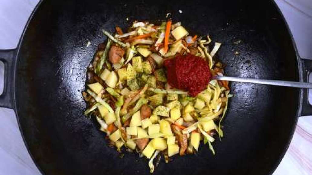 Шаг 6 - Солянка из капусты, картошки и мяса в казане