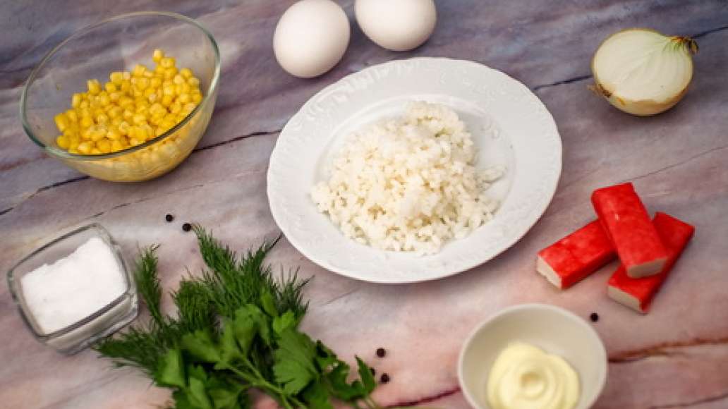 Шаг 1 - Салат из крабовых палочек с кукурузой