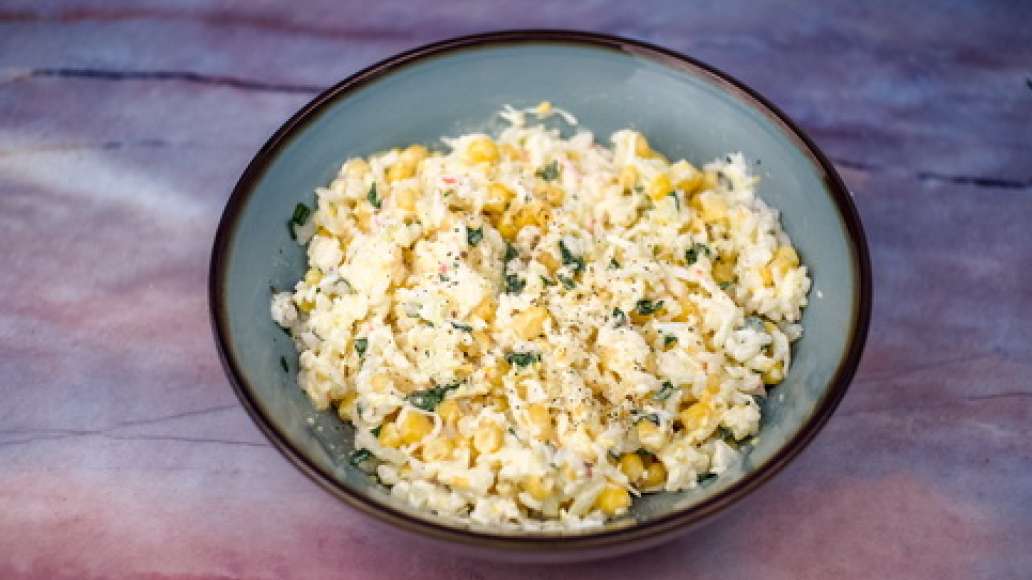 Шаг 4 - Салат из крабовых палочек с кукурузой