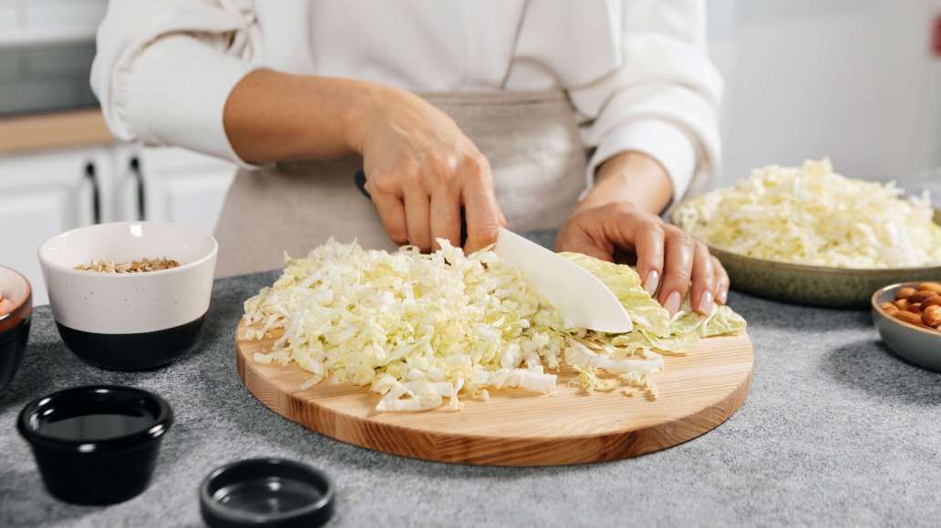 Шаг 2 - Салат для сытного ужина с креветками, пекинской капустой и лапшой