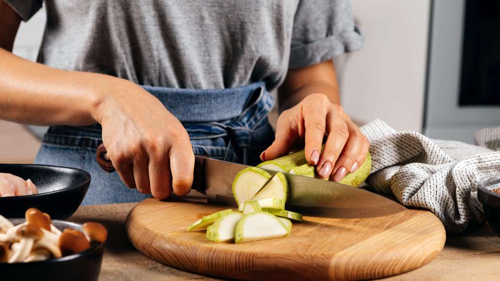 Шаг 1 - Гречневая каша с курицей, свежими опятами и овощами