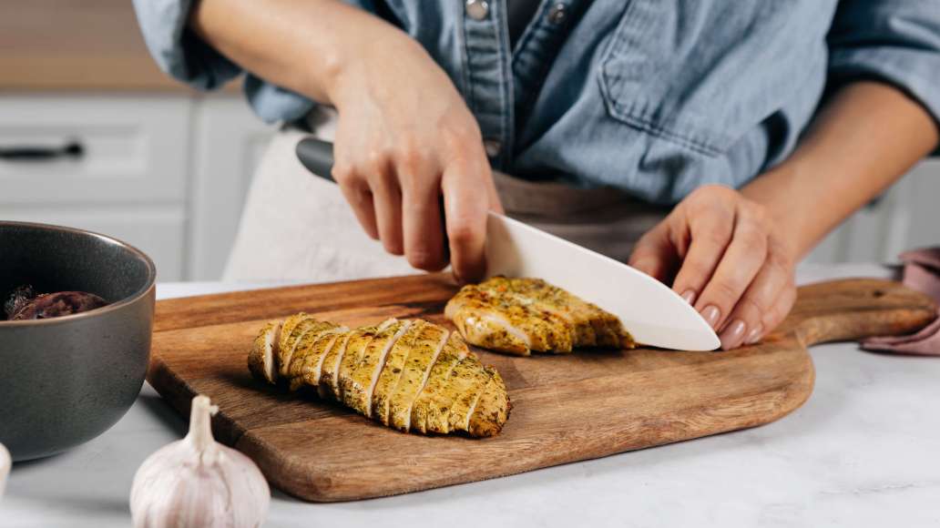 Шаг 2 - Тёплый салат с запечённой курицей, свёклой и хрустящими сухариками