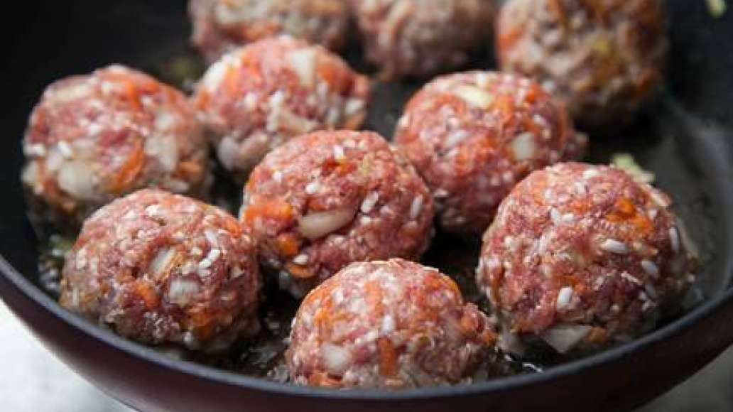 Шаг 4 - Мясные ежики с рисом и морковью и картофельным пюре