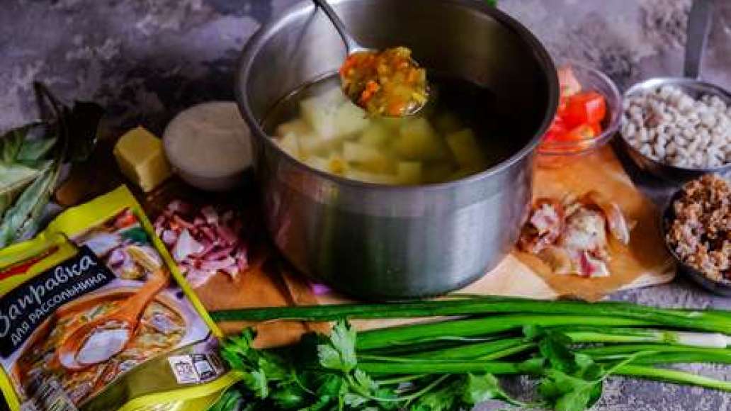 Шаг 2 - Рассольник с копчеными свиными ушками и пшеницей