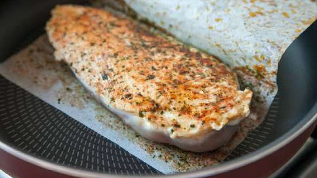 Шаг 2 - Нежные куриные грудки под грибным соусом