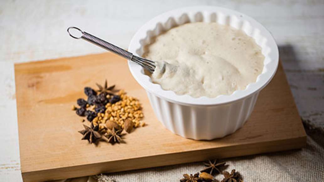 Шаг 1 - Кулич ржаной с орехами и изюмом