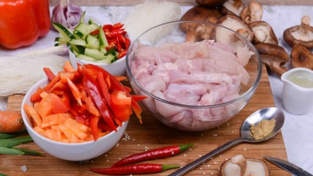 Шаг 1 - Пикантная курица по-корейски с фунчозой