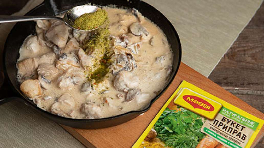 Шаг 3 - Курица жареная  с грибами и сметаной на сковороде