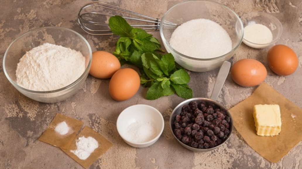 Шаг 1 - Шарлотка с черникой в духовке