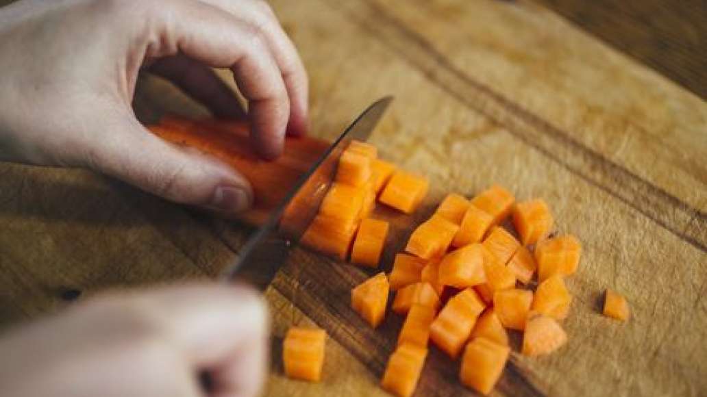 Шаг 1 - Плов с куриными фрикадельками и овощами