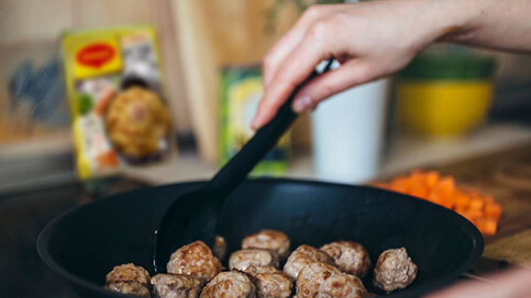 Шаг 2 - Плов с куриными фрикадельками и овощами