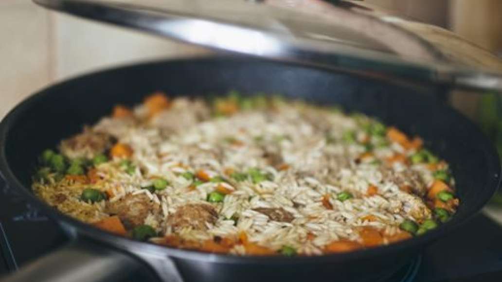 Шаг 4 - Плов с куриными фрикадельками и овощами