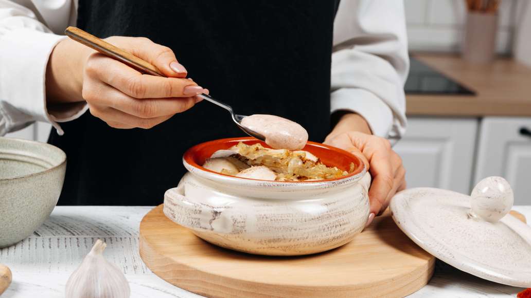 Шаг 4 - Ароматная курица с шампиньонами в горшочке, запечённая в духовке