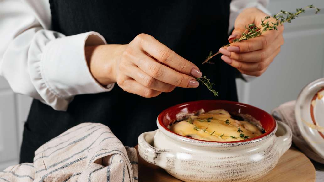 Шаг 5 - Ароматная курица с шампиньонами в горшочке, запечённая в духовке