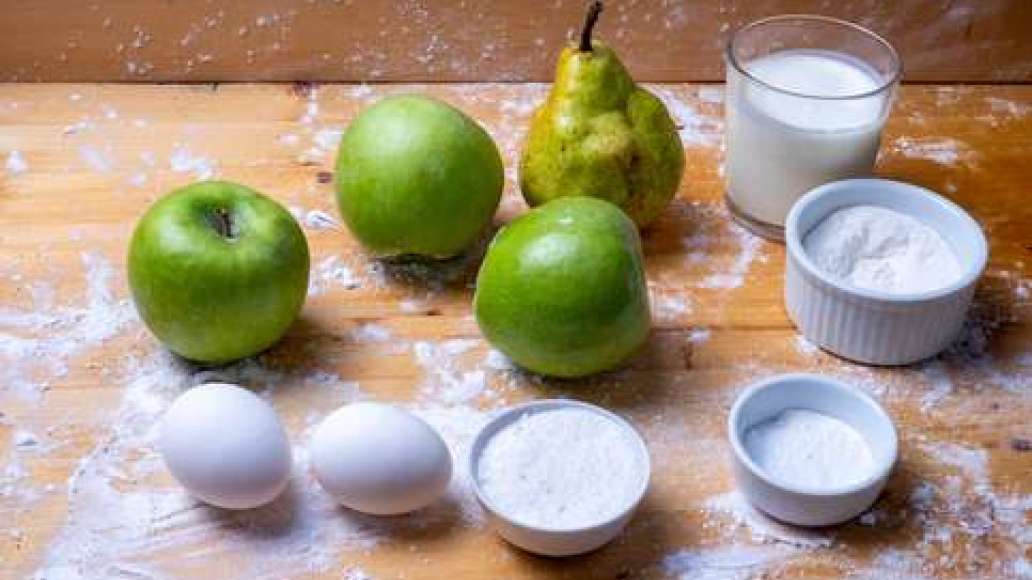 Шаг 1 - Шарлотка на кислом молоке