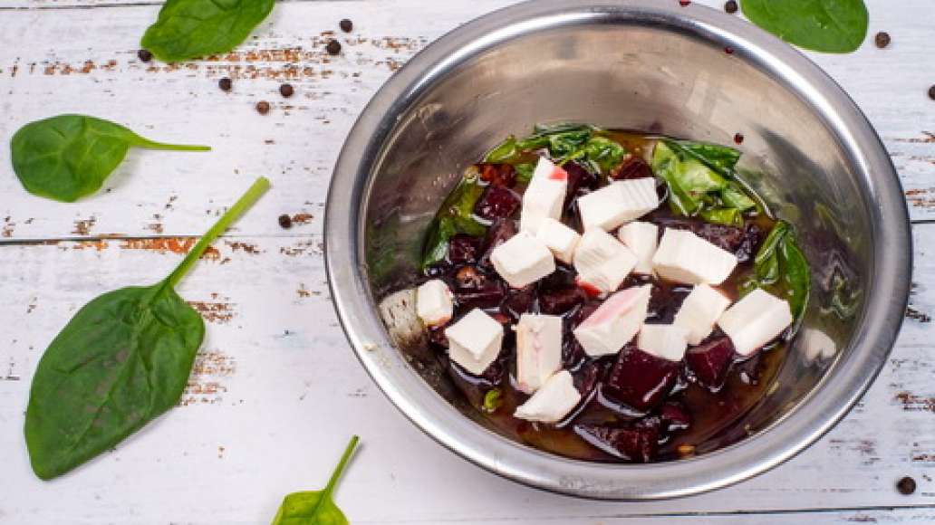 Шаг 5 - Салат из свеклы с козьим сыром и медовой заправкой