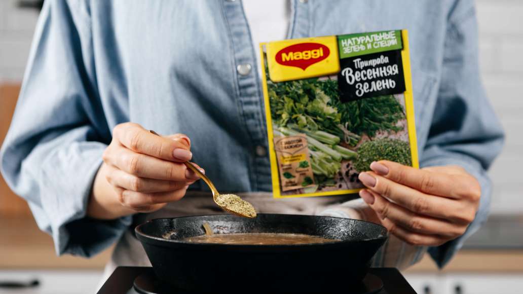 Шаг 4 - Золотистая курица с шампиньонами в простом винном соусе на сковороде