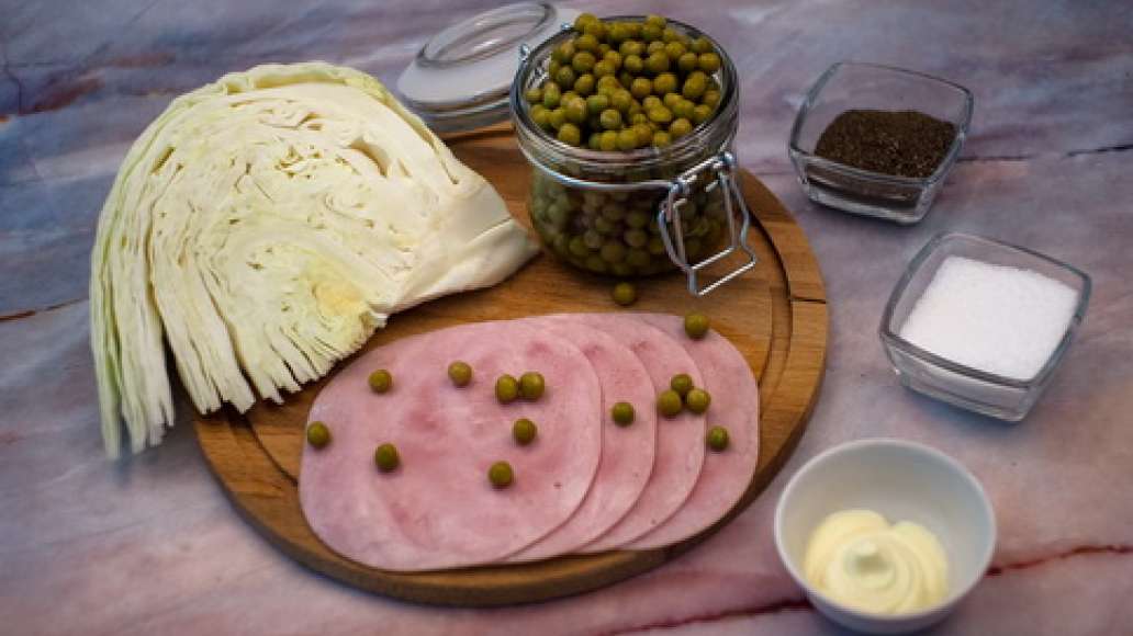 Шаг 1 - Салат из свежей капусты, колбасы и зелёного горошка