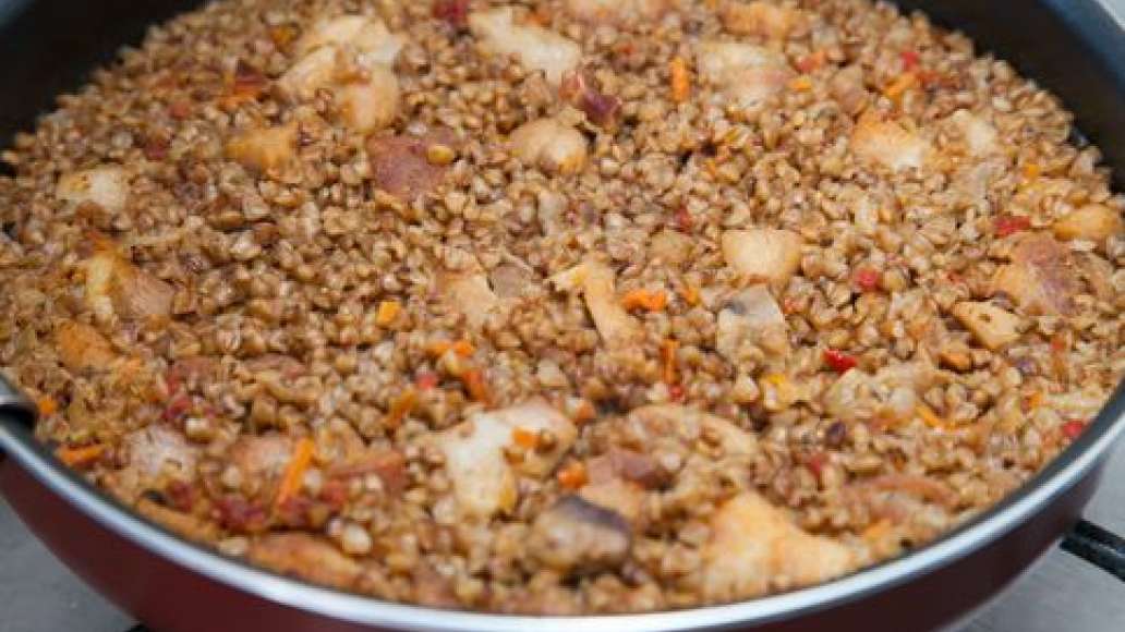 Шаг 3 - Гречка по-купечески с курицей и зеленым луком