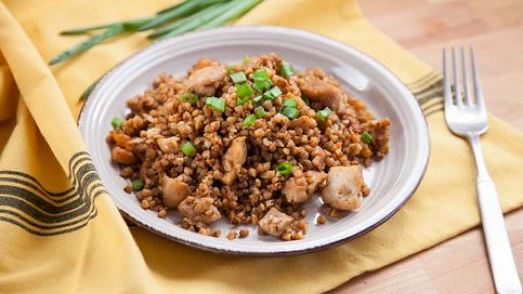 Шаг 4 - Гречка по-купечески с курицей и зеленым луком