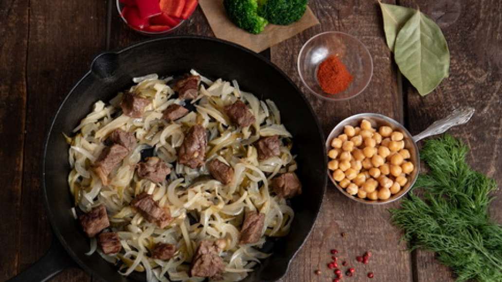 Шаг 2 - Азу без картофеля с солеными огурцами и брокколи