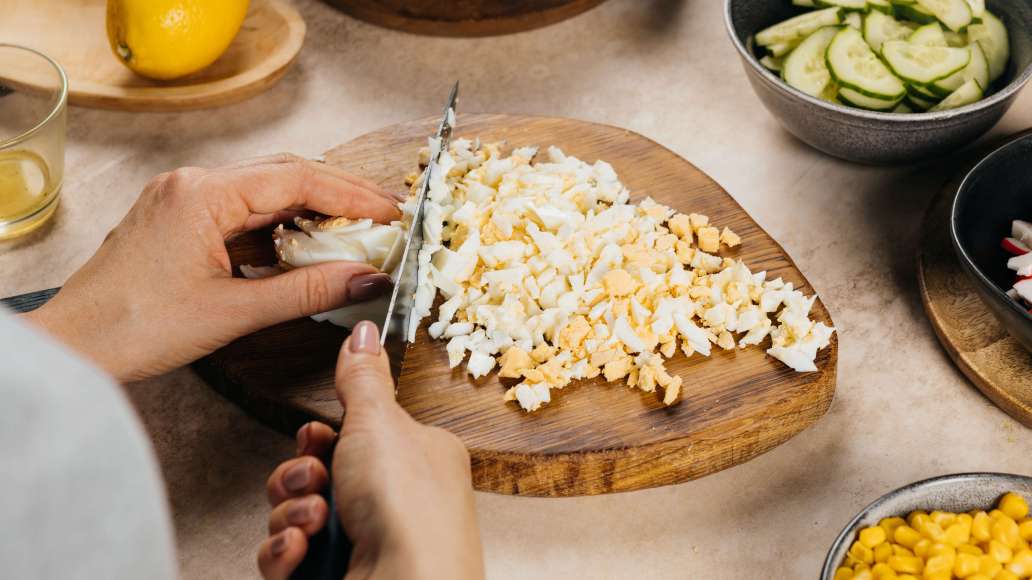 Шаг 4 - Простой салат с пекинской капустой и крабовыми палочками