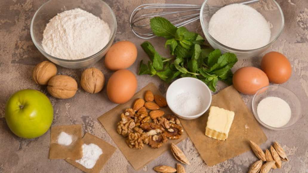 Шаг 1 - Воздушная шарлотка с миндалем и грецкими орехами