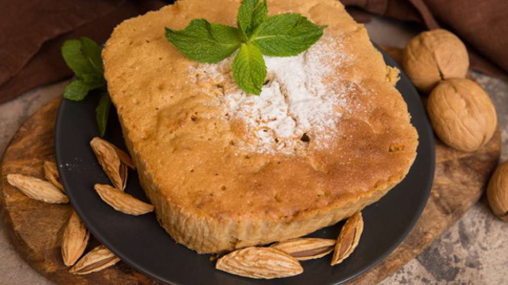 Шаг 5 - Воздушная шарлотка с миндалем и грецкими орехами