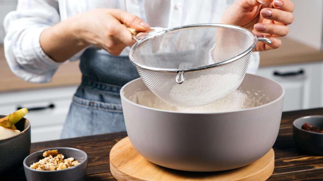 Шаг 4 - Пышная шарлотка с яблоками, изюмом и грецкими орехами