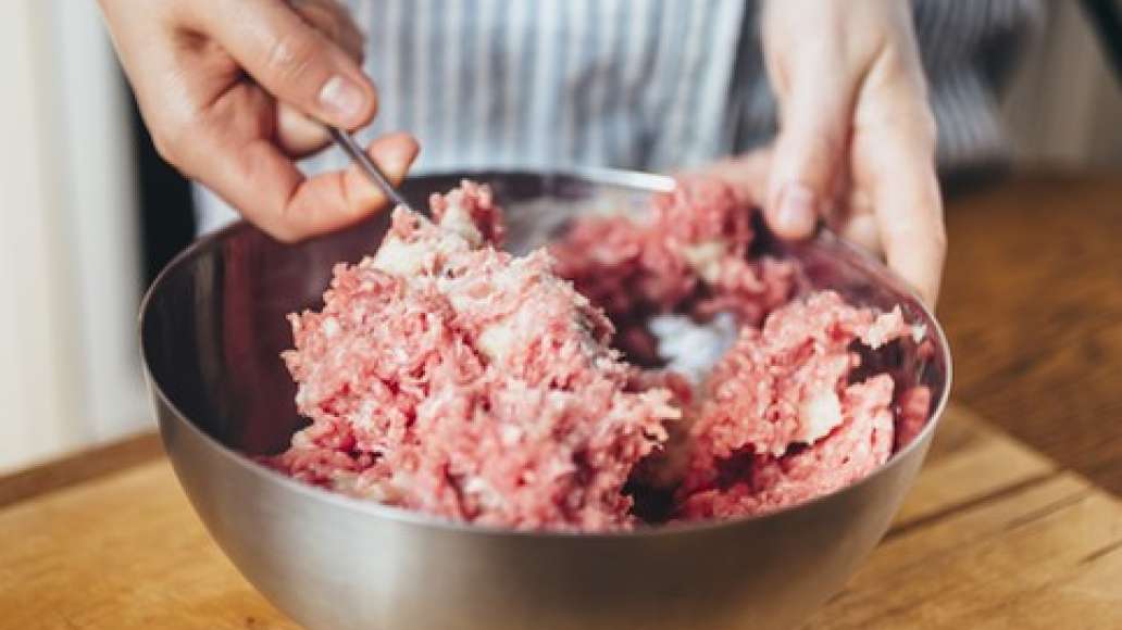 Шаг 2 - Котлеты, запеченные с овощами и сыром