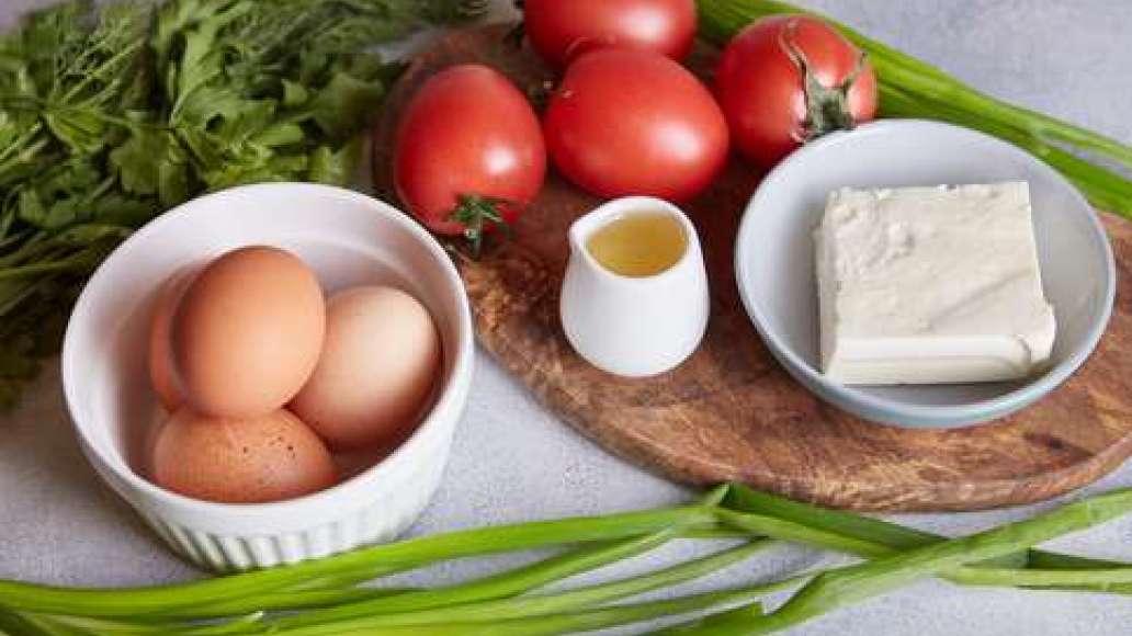Шаг 1 - Яичница с помидорами, брынзой и зеленью