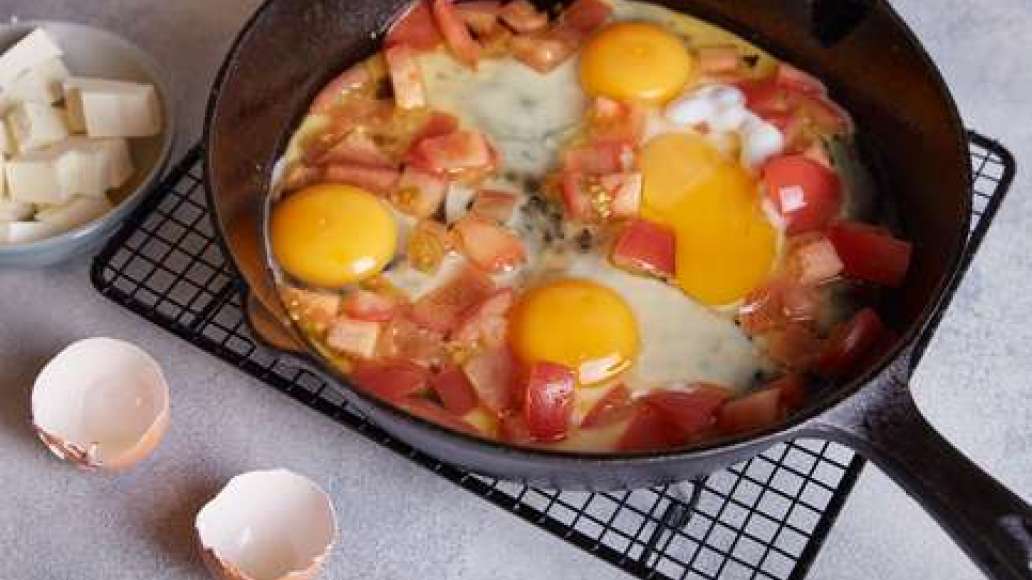 Шаг 3 - Яичница с помидорами, брынзой и зеленью